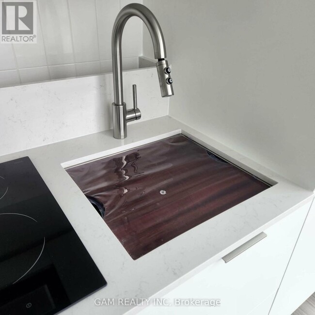 Building Photo - 1 Fairview Rd E