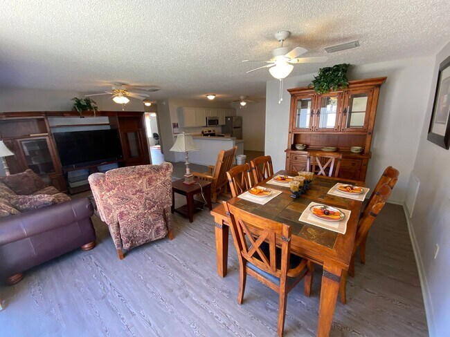 Foto del edificio - ANNUAL Lease – Turnkey 2+2 Patio Villa in the Desirable Village of Bonnybrook