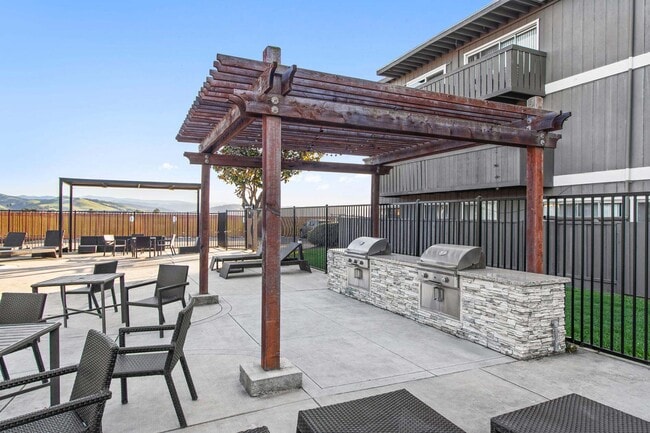 Building Photo - Pointe at Westlake