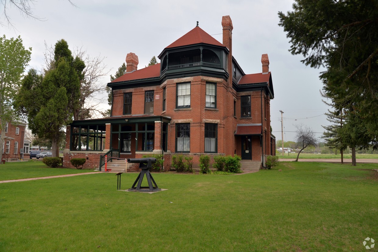 Primary Photo - Friends Apartments