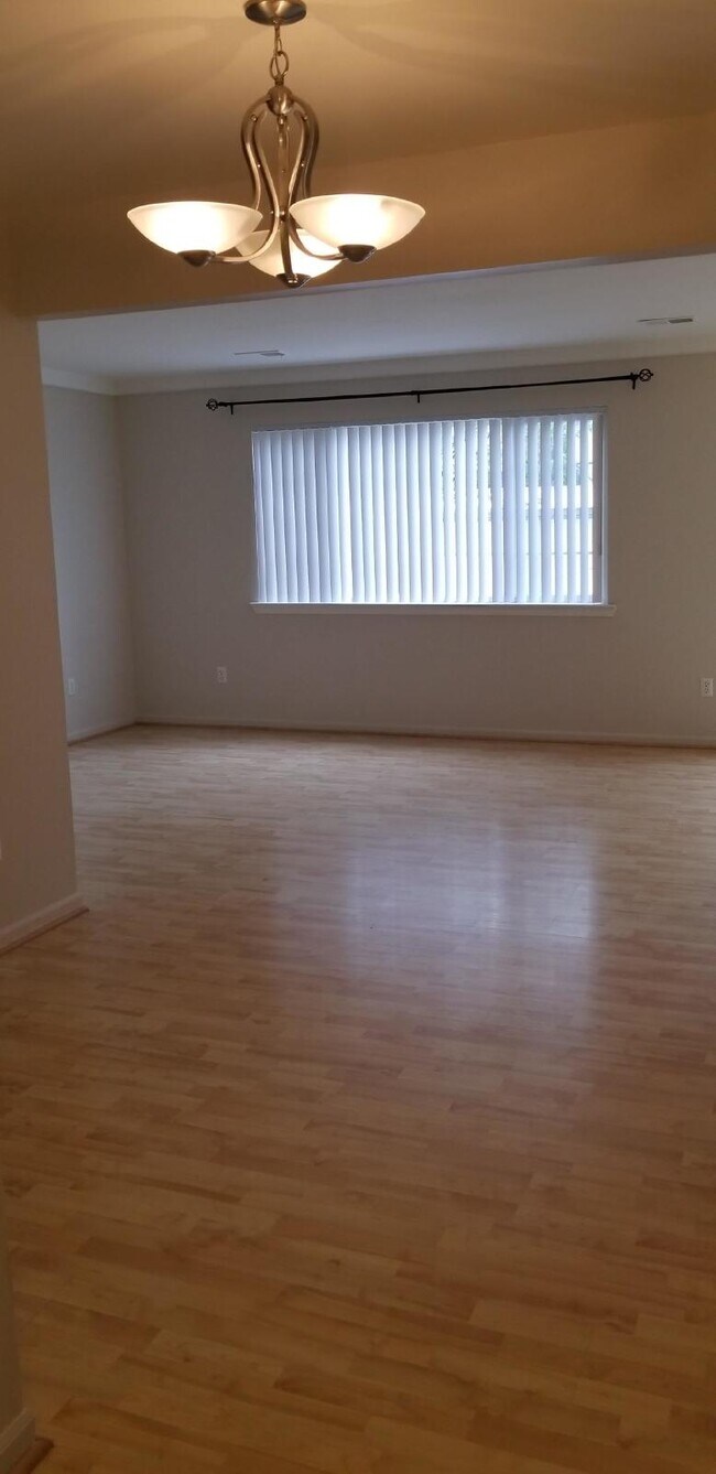 Foto del edificio - 2 Bedroom, 1.5 Bath Townhouse w/ Garage & Huge Master Bedroom. Full Sized Washer & Dryer In Unit.