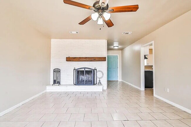Foto del edificio - Come check out this great 3 bedroom 2 bathroom house located near Texas Tech!  Half Off First Mon...