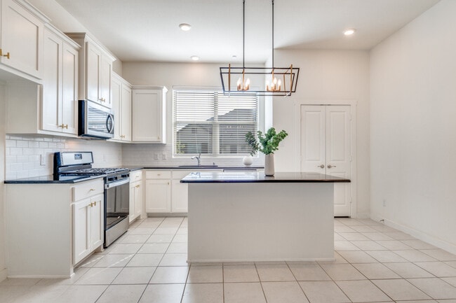 Building Photo - 1625 Dewberry Ln