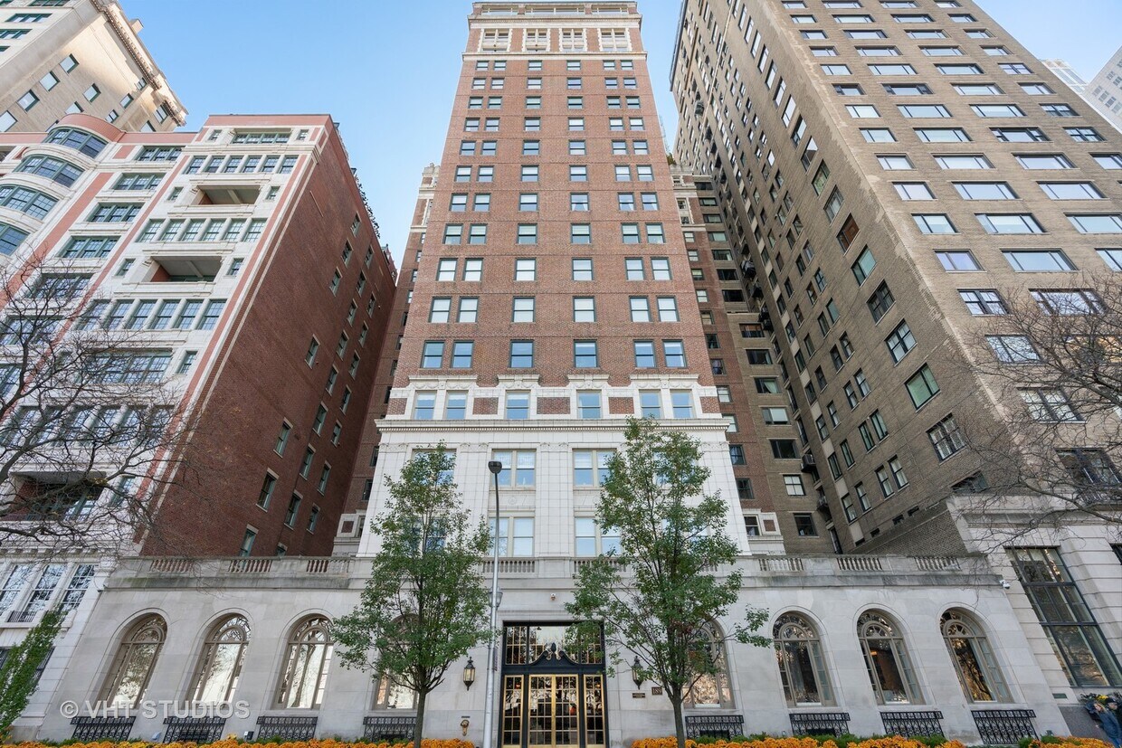 Foto principal - 189 E Lake Shore Dr