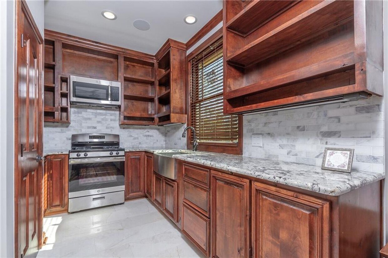 Primary Photo - Luxury 1X1 East of Downtown