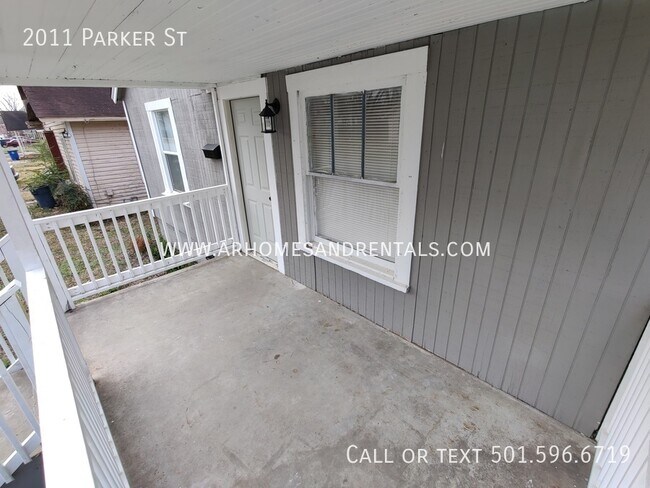 Foto del edificio - 2011 Parker St | $1095 | 3 beds, 1 full bath