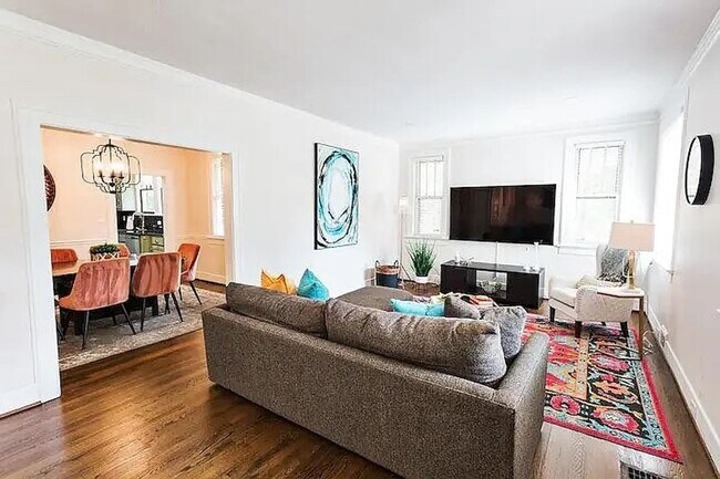 Foto del edificio - Spacious and homey home in the heart of Ro...