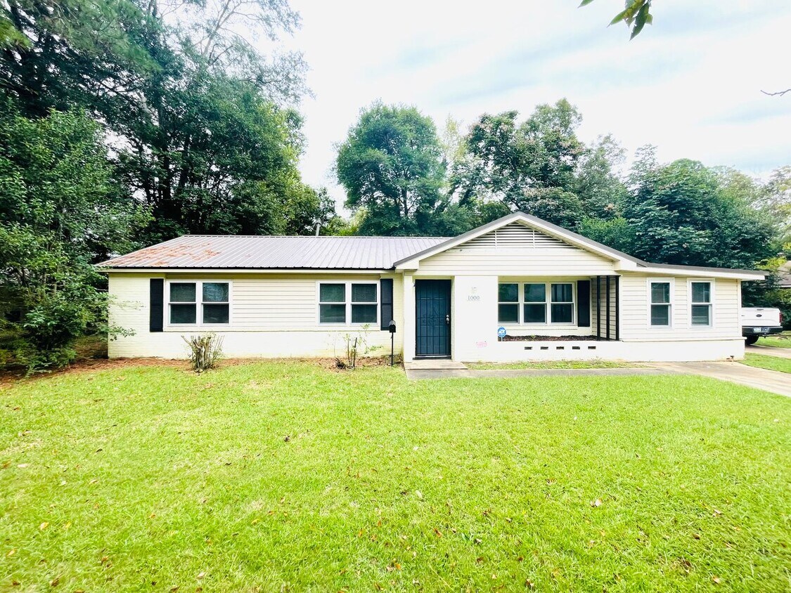 Primary Photo - ** 3 bed 1 bath located in Rosemont Height...