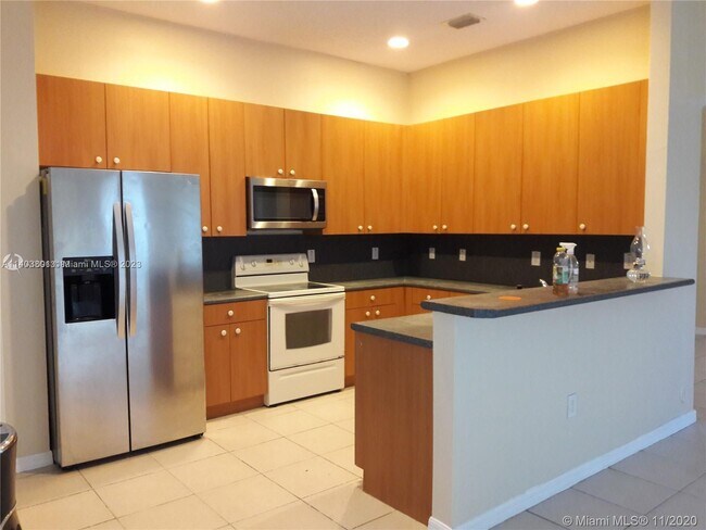 Building Photo - 2022 NE 4th Ct