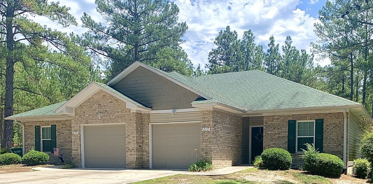 Abingdon Square Townhomes and Apartments 200500 Holly Pines Dr