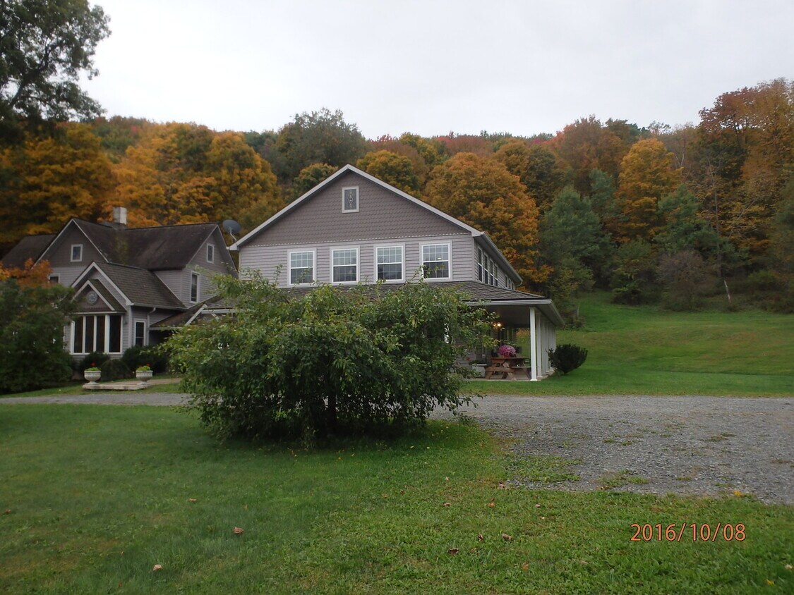 Frente del apartamento - 223 Huggins Rd