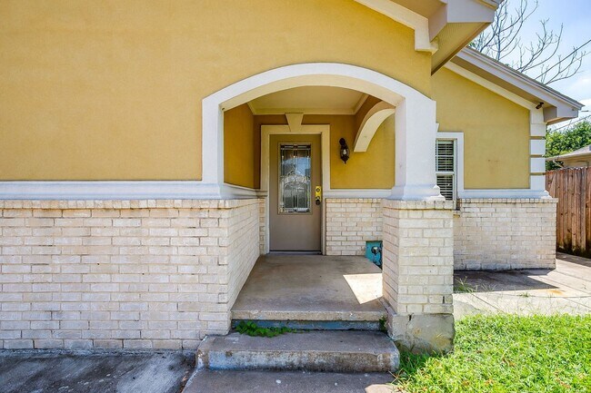 Building Photo - Spacious 2 Bed, 1 Bath Home in Riverside R...