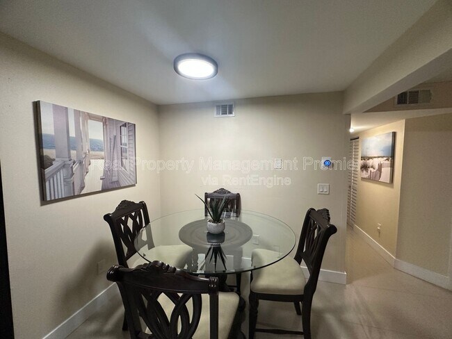 Foto del edificio - 9491 Palm Cir S