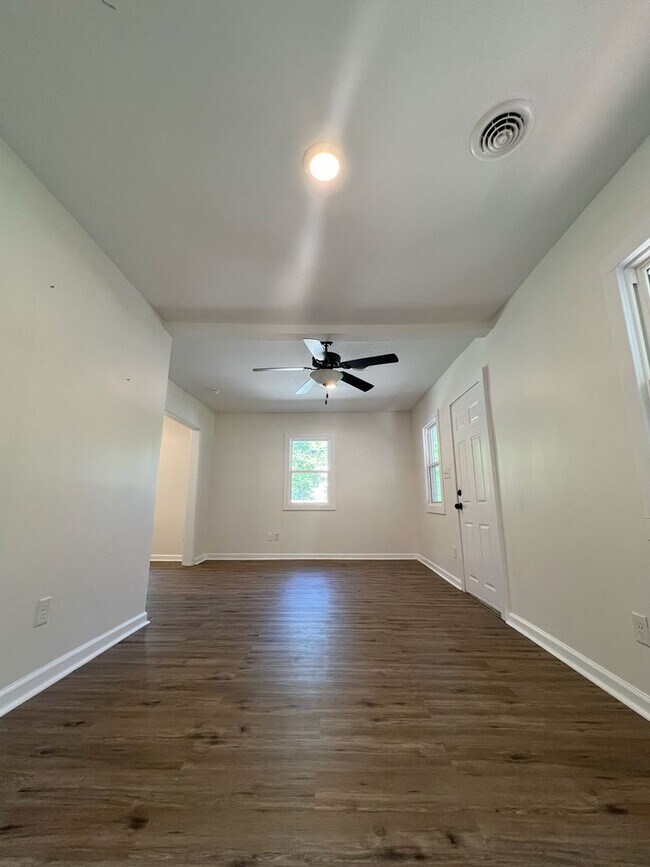 Foto del edificio - SEE IT NOW: Charming Renovated Bungalow in...