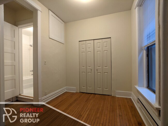 Building Photo - 428 W Belden Ave
