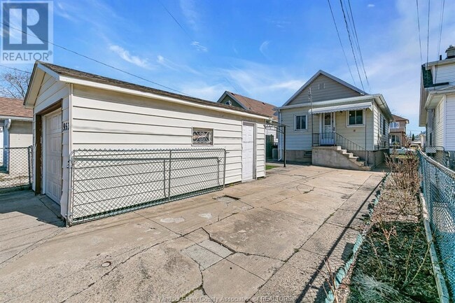 Building Photo - 953 Marentette Ave