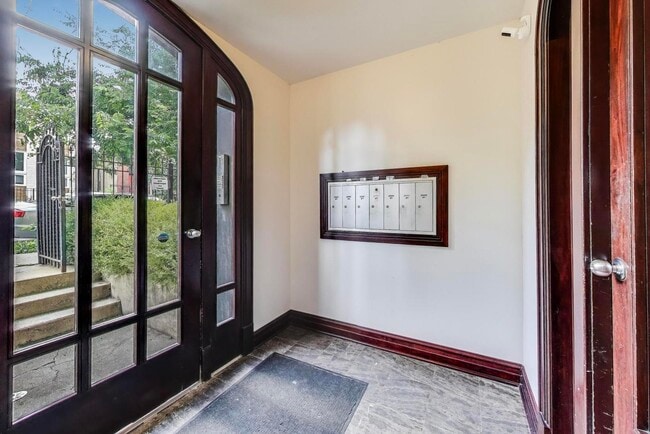 Building Photo - 3106 W Lyndale St