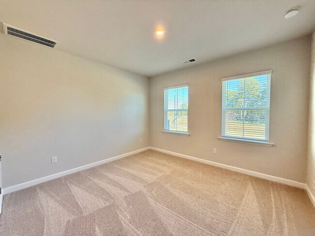 Foto del edificio - New Construction 4BD, 3.5BA Wake Forest Townhome with 2-Car Attached Garage Near Downtown