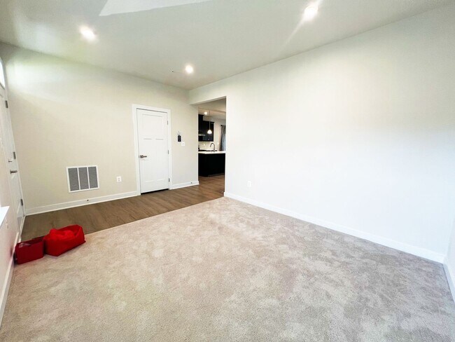 Building Photo - Lavish 4 BR/3.5 BA Single-Family Home in U...