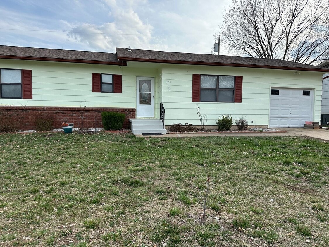 Primary Photo - 3 bedroom 1.5 bathroom home in the heart o...