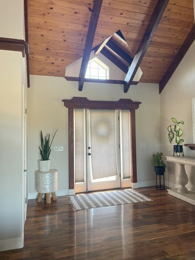 Primary Photo - Beautiful 2 Bedrooms Plus Office, 3 Bathro...