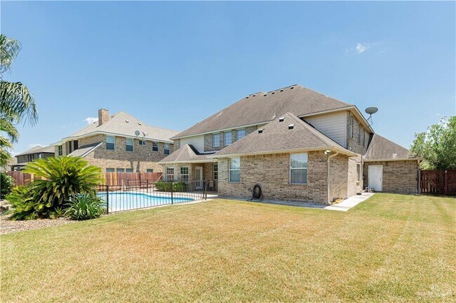 Building Photo - 3003 El Jardin St