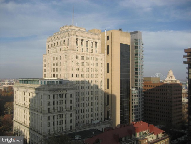 Building Photo - 604 S Washington Square