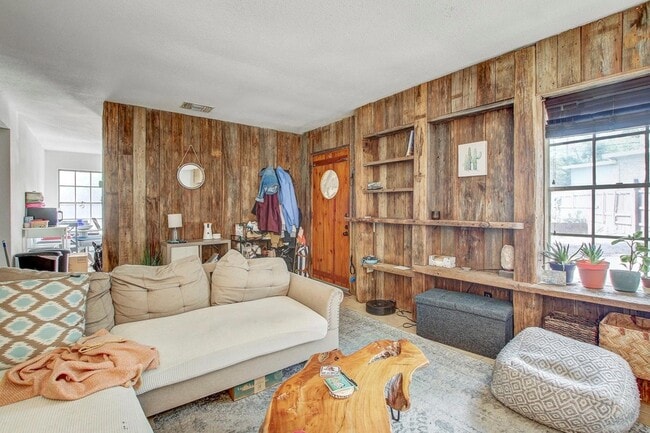 Building Photo - 3317 S Oak Dr