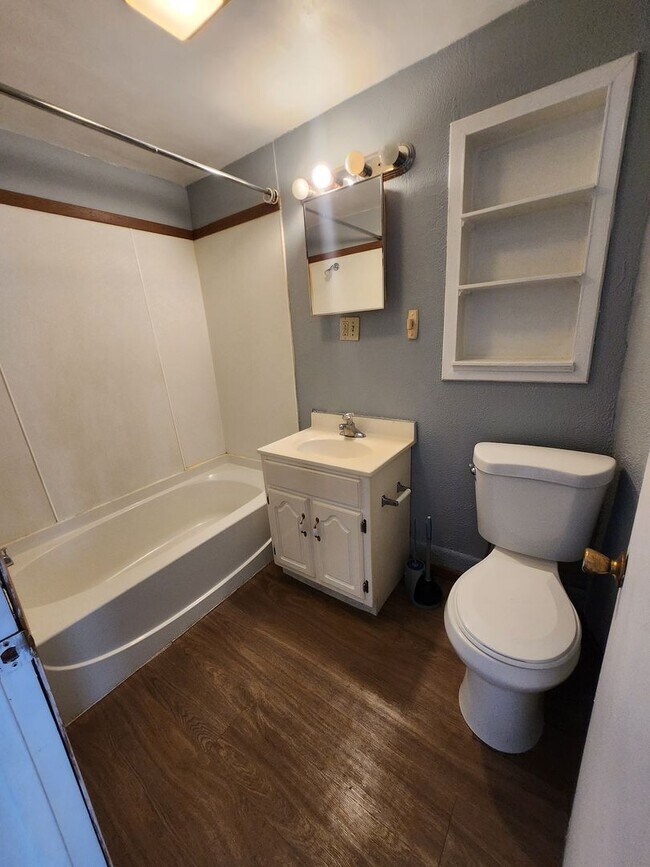 Building Photo - Upper 2 bedroom unit