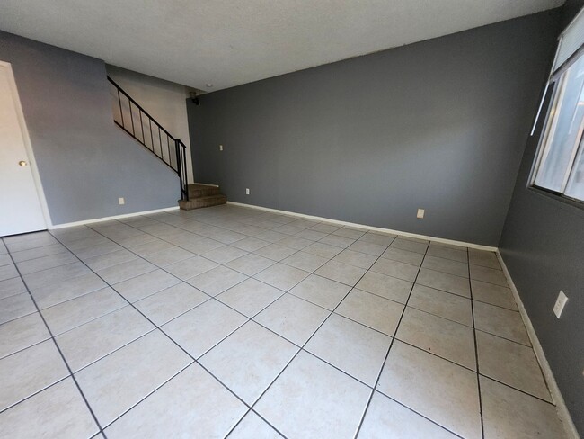 Building Photo - Charming 2-Bedroom Townhome
