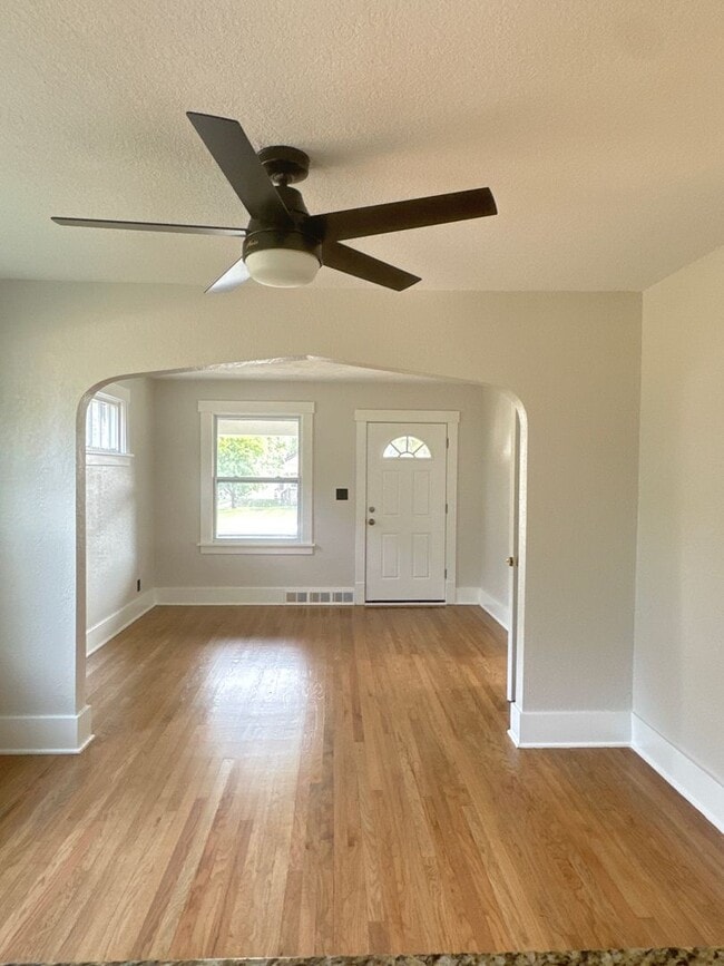 Building Photo - Corner Lot 2 bed 2 bath w 1 car Garage!