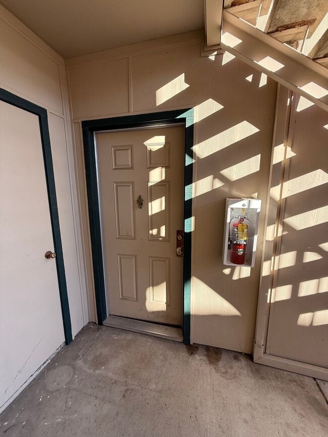 Building Photo - Two-bedroom downstairs apartment in Riverb...