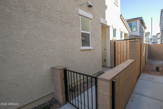 Building Photo - 2762 S Apache Dr