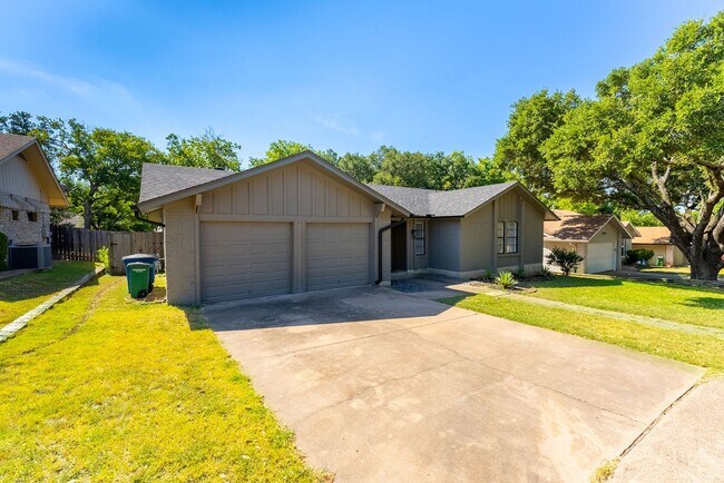 Building Photo - Luxury 4 Bedroom, 2 Bathroom Home, Prime L...