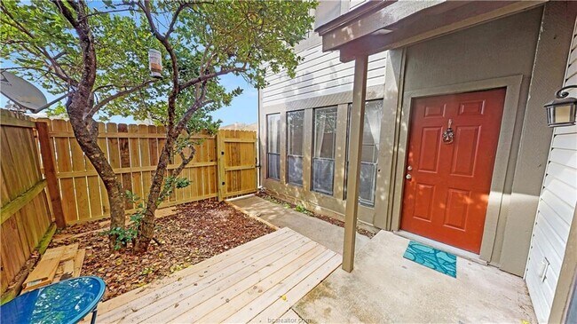 Building Photo - 2411 De Lee St