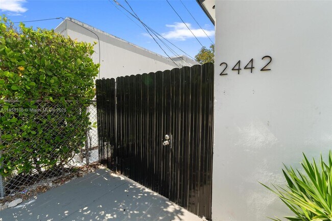 Foto del edificio - 2442 SW 3rd St
