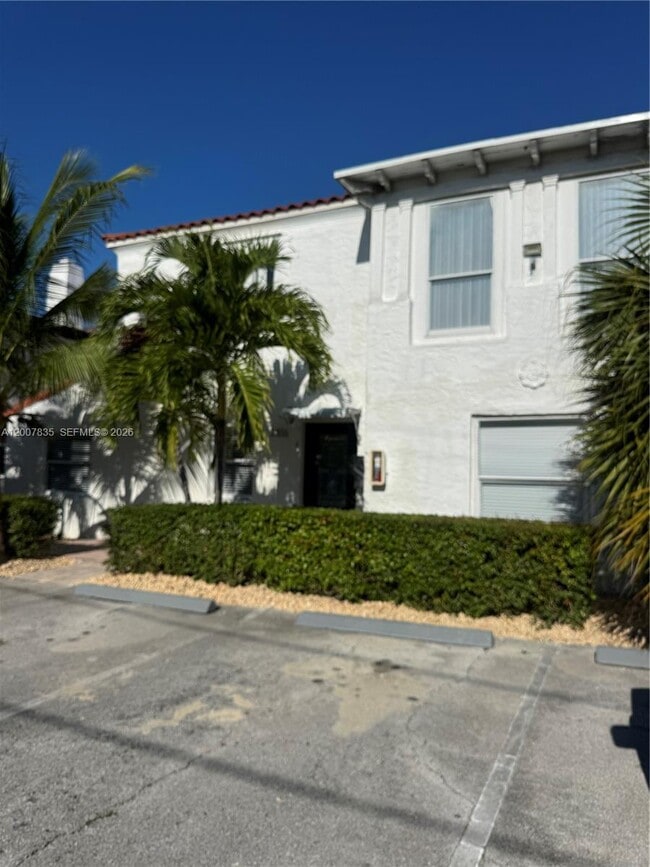 Building Photo - 2816 Pine Tree Dr