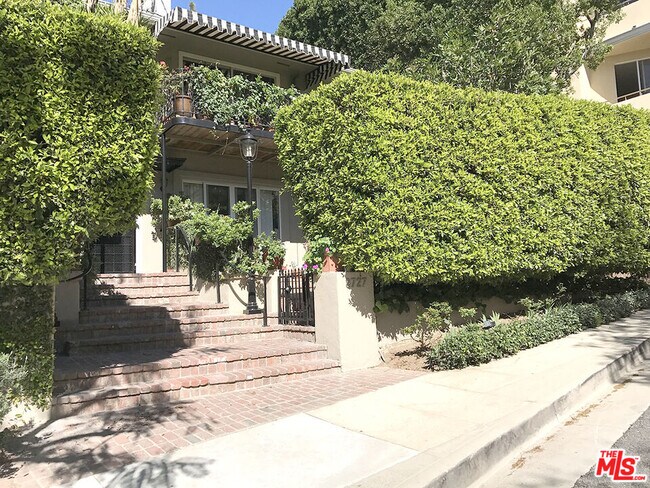 Foto del edificio - 8727 Shoreham Dr