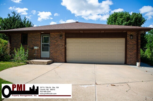 Foto del edificio - 3 Bedroom and 2 bathroom House for rent