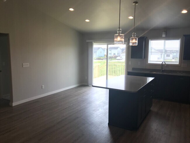 Foto del edificio - 4 Bed 2 Bath Single Family Home