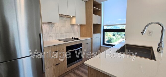 Building Photo - 705-1488 Bertram St