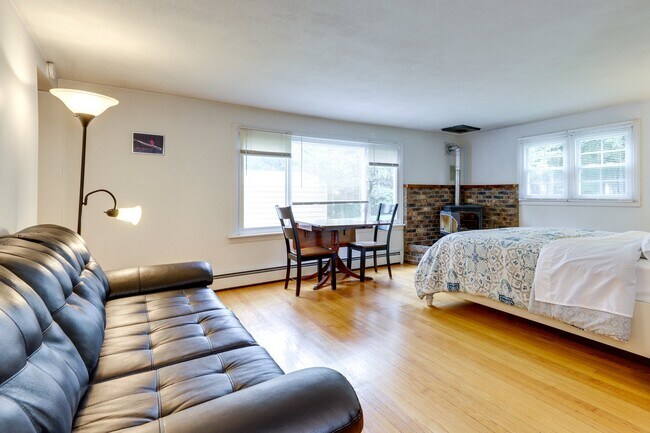 Foto del edificio - 44 Lakewood Dr