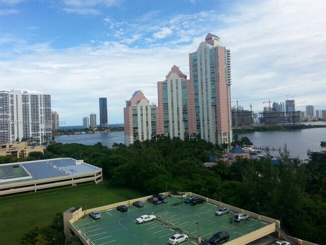 Foto del edificio - 3300 NE 191st St