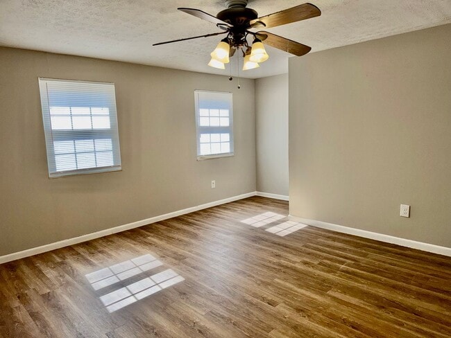 Foto del edificio - 2 bed 1 1/2 bath condo