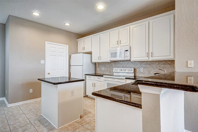 Foto del edificio - 2022 Ridge Wood Ln