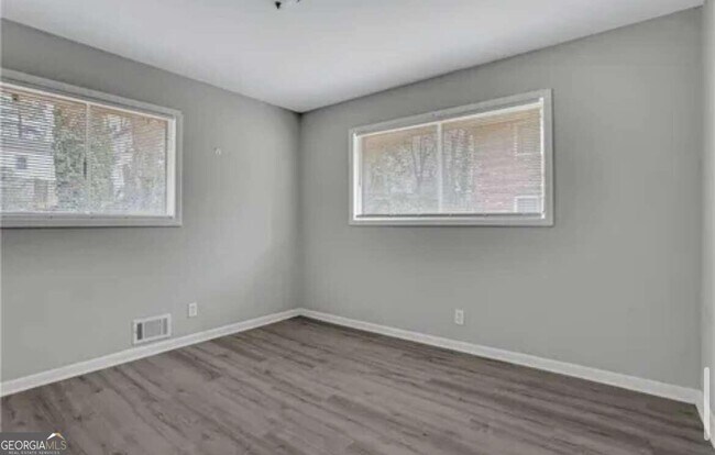 Foto del edificio - 1275 E Washington Ave