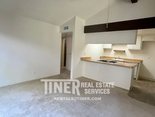 Building Photo - Spacious Duplex Near ARC!