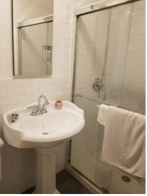 Foto del edificio - 118 W 3rd St