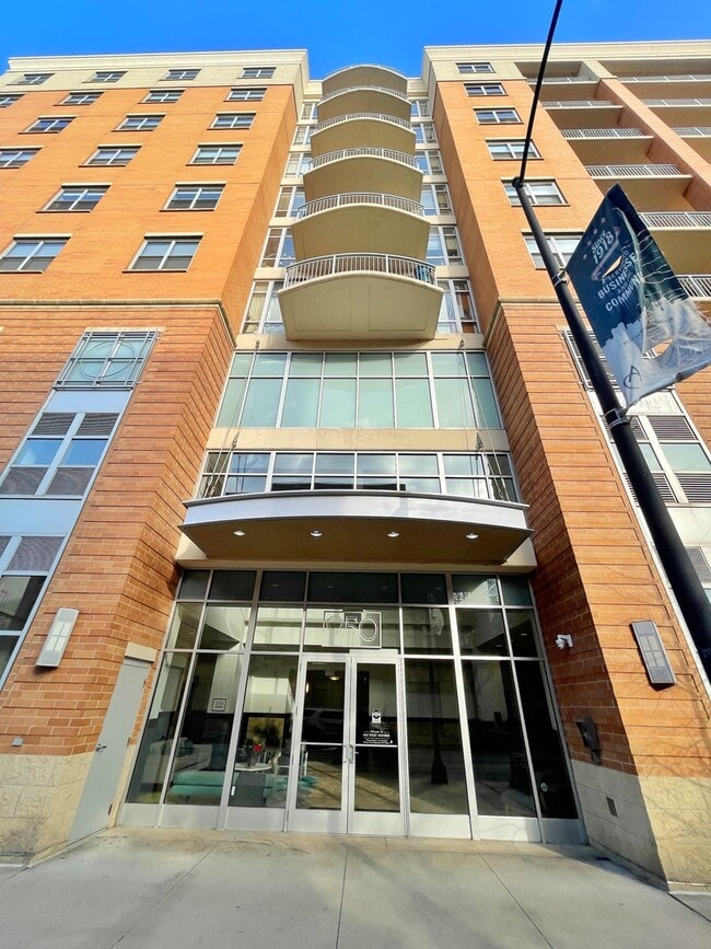 Building Photo - 950 W Monroe St