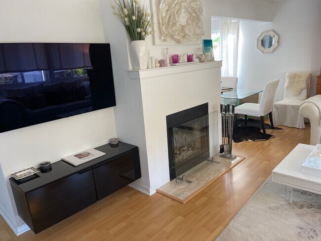 Building Photo - Beautiful Furnished/Unfurnished Luxurious ...